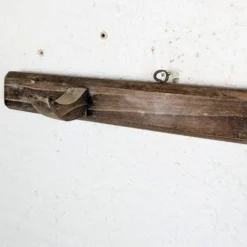 Porte-manteau mural artisanal en bois brut