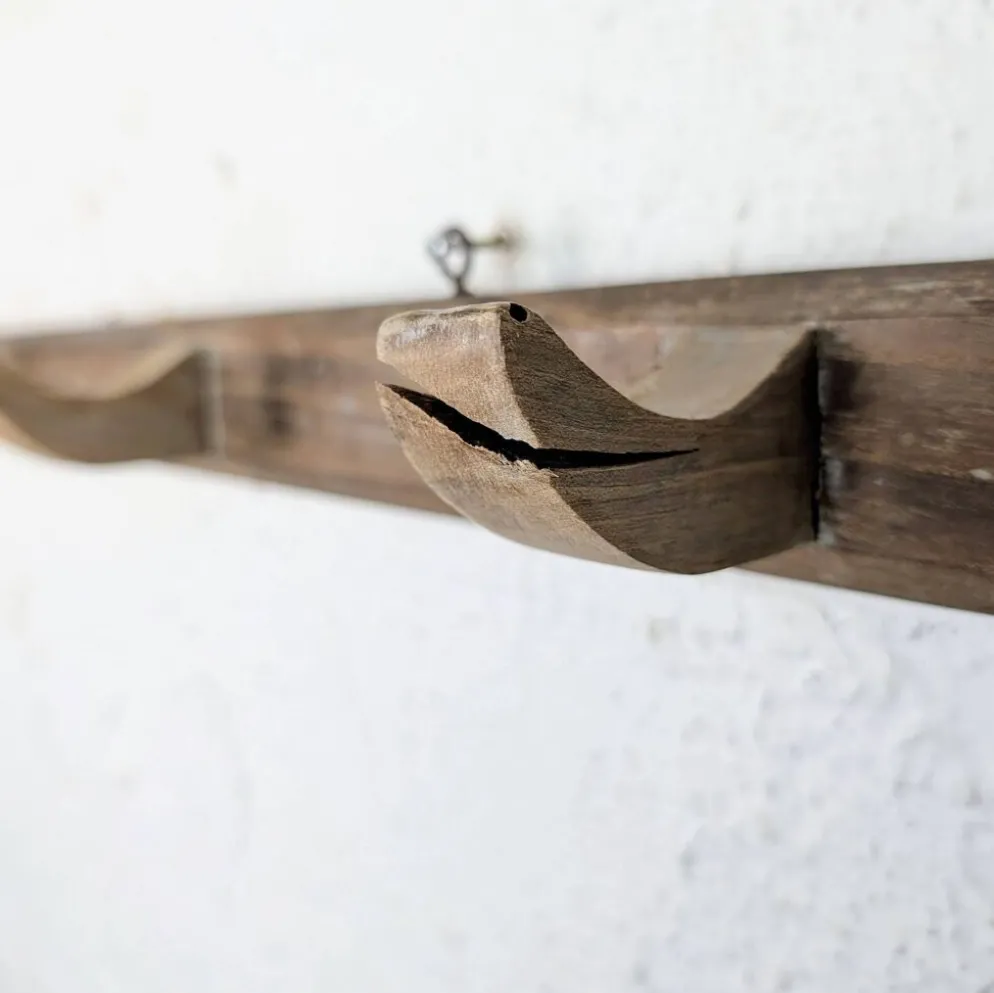 Porte-manteau mural artisanal en bois brut
