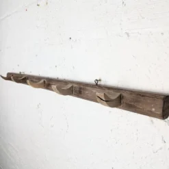 Porte-manteau mural artisanal en bois brut