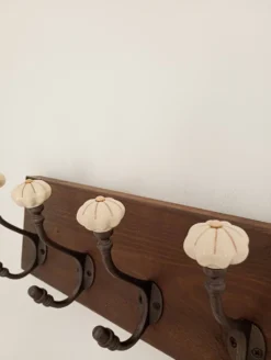 Porte manteau mural bois crochet fonte et céramique - fait main