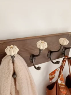Porte manteau mural bois crochet fonte et céramique - fait main