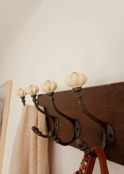 Porte manteau mural bois crochet fonte et céramique - fait main