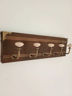 Porte-manteau mural 50 cm – 5 patères métal et céramique crème