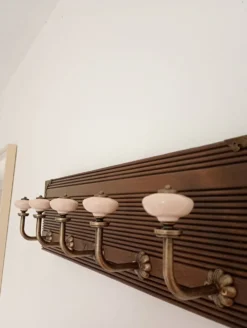 Porte-manteau mural 50 cm – 5 patères métal et céramique crème