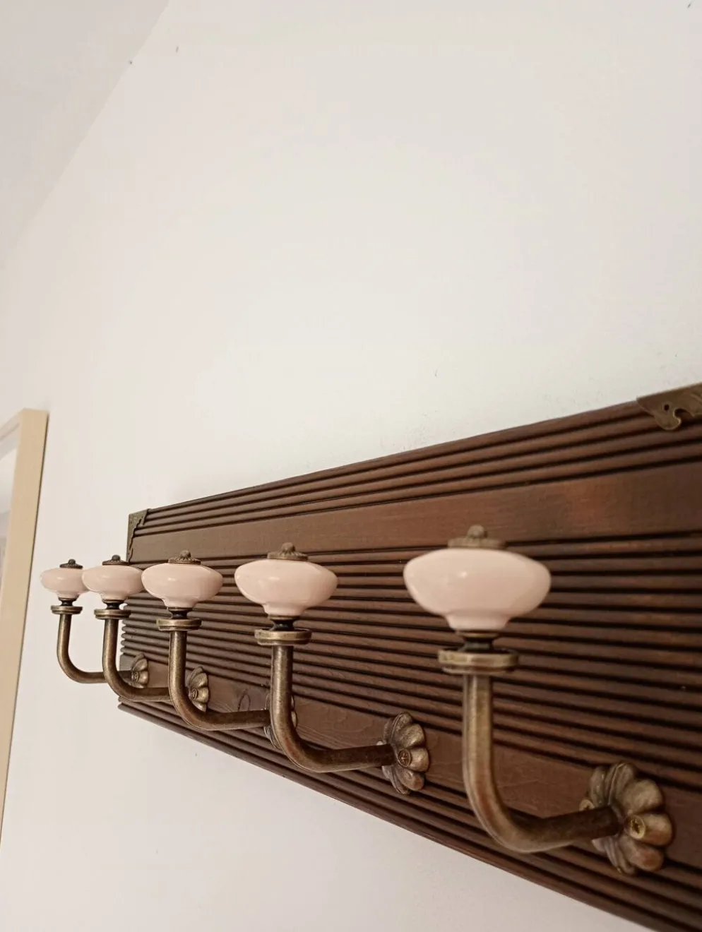Porte-manteau mural 50 cm – 5 patères métal et céramique crème