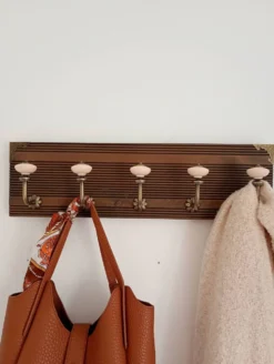 Porte-manteau mural 50 cm – 5 patères métal et céramique crème