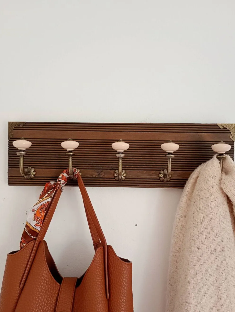Porte-manteau mural 50 cm – 5 patères métal et céramique crème
