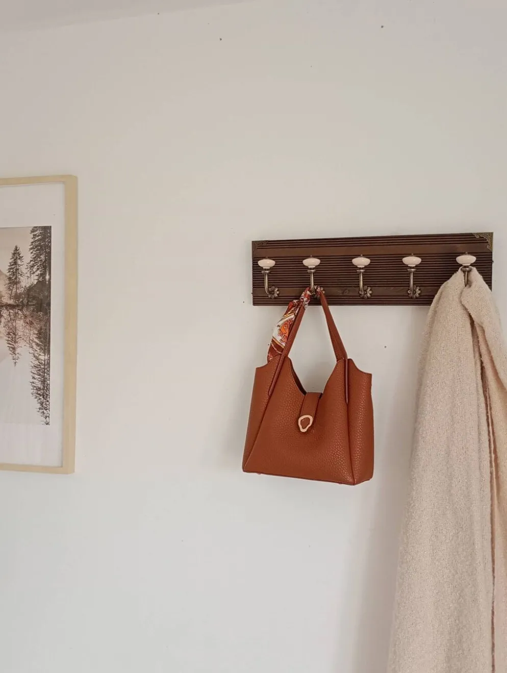 Porte-manteau mural 50 cm – 5 patères métal et céramique crème