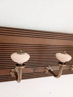 Porte-manteau mural 50 cm – 5 patères métal et céramique crème