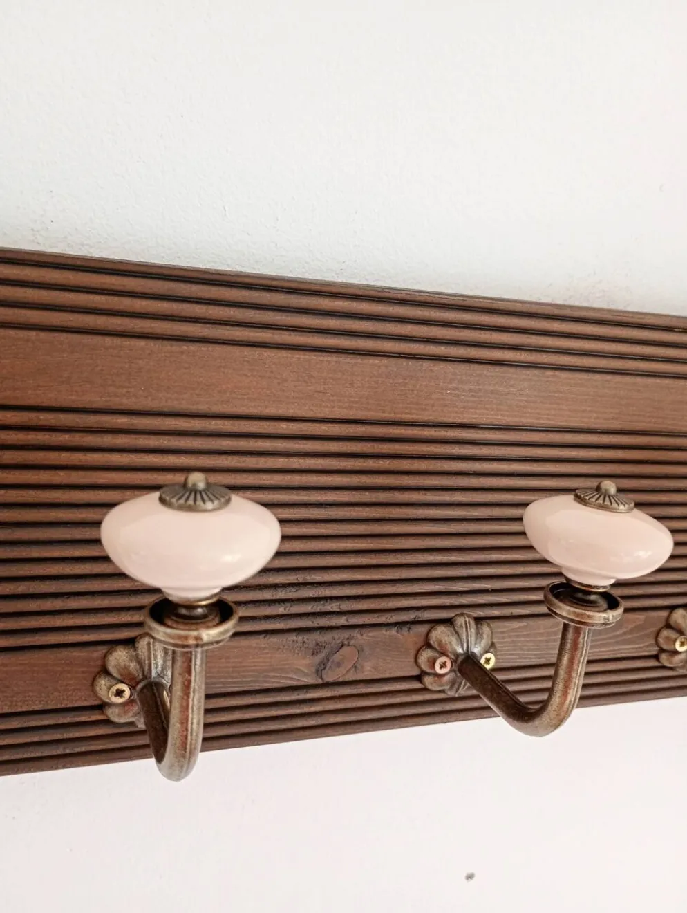 Porte-manteau mural 50 cm – 5 patères métal et céramique crème