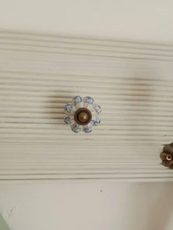 Porte-manteau mural 50 cm – 4 patères et bouton central décoratif