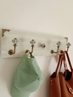 Porte-manteau mural 50 cm – 4 patères et bouton central décoratif