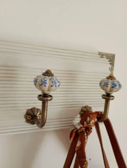 Porte-manteau mural 50 cm – 4 patères et bouton central décoratif