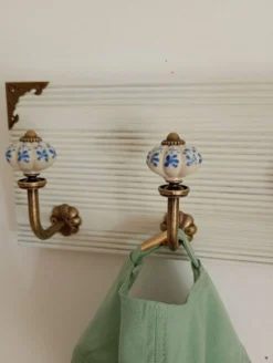 Porte-manteau mural 50 cm – 4 patères et bouton central décoratif