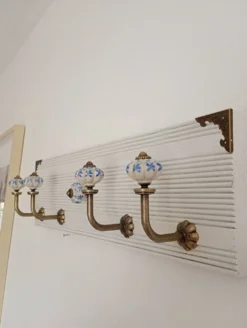 Porte-manteau mural 50 cm – 4 patères et bouton central décoratif