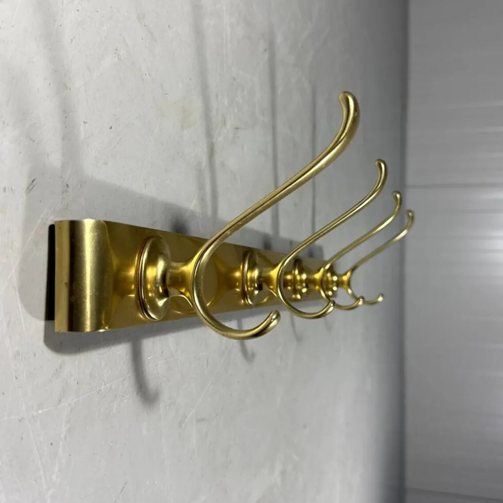Porte-manteau mural en aluminium doré des années 1960