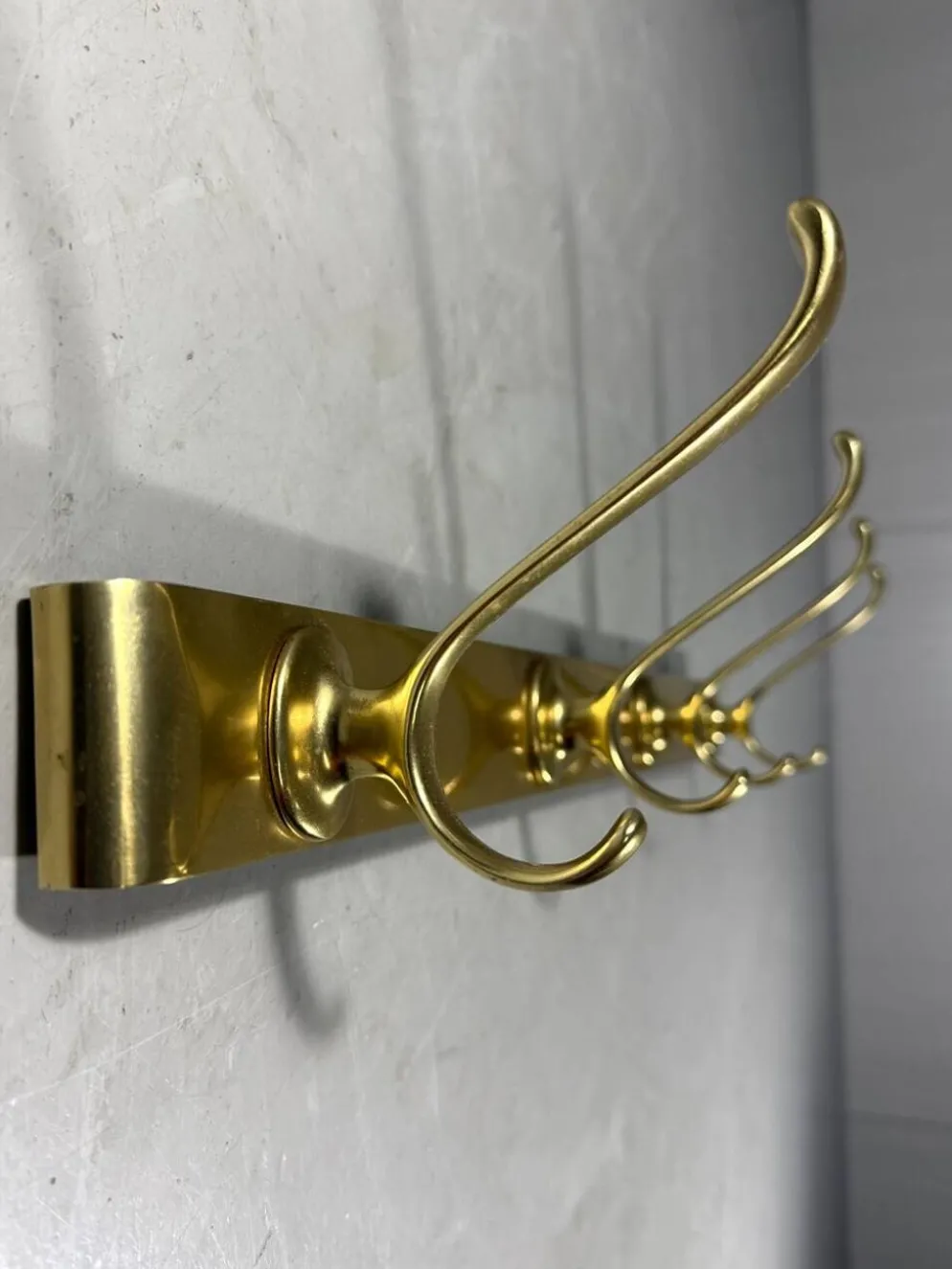 Porte-manteau mural en aluminium doré des années 1960