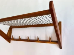 Porte-manteau mural en bois au design mid-century par ÚLUV - Tchécoslovaquie, années 1960
