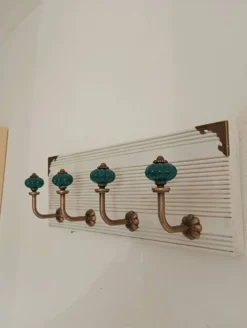 Porte-manteau mural en bois blanchi et patères en céramique vert émeraude –