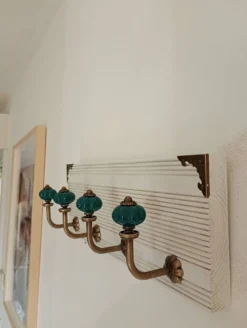 Porte-manteau mural en bois blanchi et patères en céramique vert émeraude –