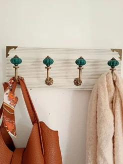 Porte-manteau mural en bois blanchi et patères en céramique vert émeraude –