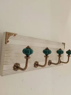 Porte-manteau mural en bois blanchi et patères en céramique vert émeraude –