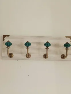 Porte-manteau mural en bois blanchi et patères en céramique vert émeraude –
