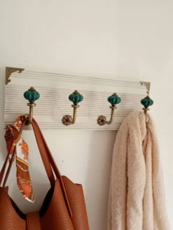 Porte-manteau mural en bois blanchi et patères en céramique vert émeraude –