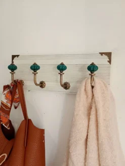 Porte-manteau mural en bois blanchi et patères en céramique vert émeraude –