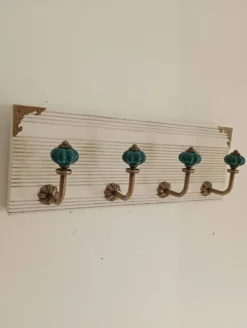 Porte-manteau mural en bois blanchi et patères en céramique vert émeraude –