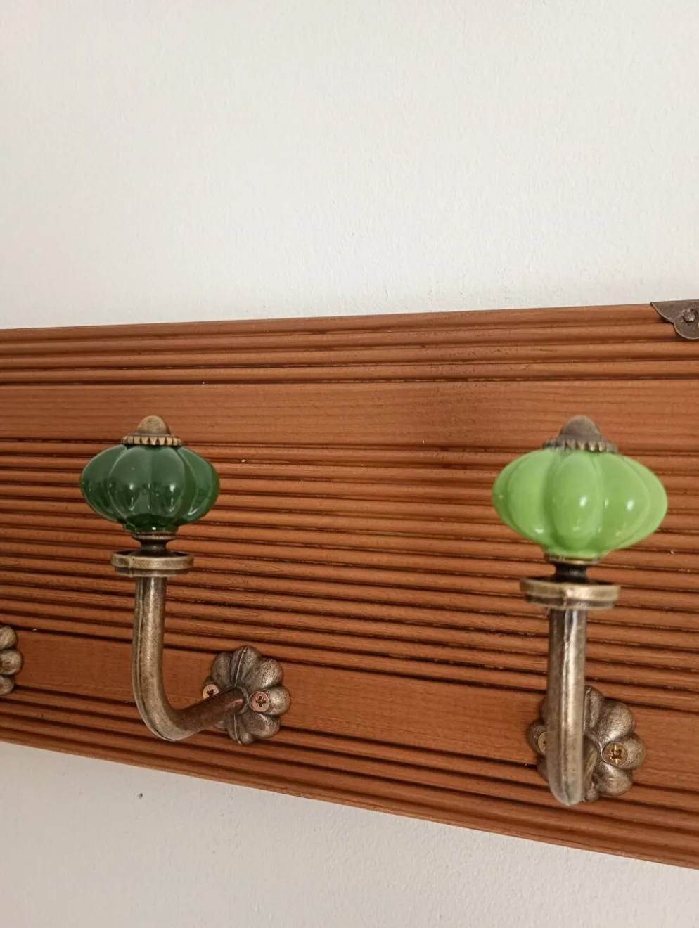 Porte-manteau mural en bois – 40 cm – 4 patères en métal et céramique verte