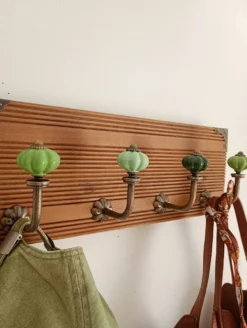 Porte-manteau mural en bois – 40 cm – 4 patères en métal et céramique verte