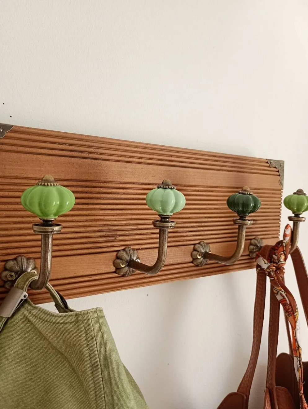 Porte-manteau mural en bois – 40 cm – 4 patères en métal et céramique verte
