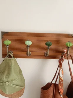 Porte-manteau mural en bois – 40 cm – 4 patères en métal et céramique verte