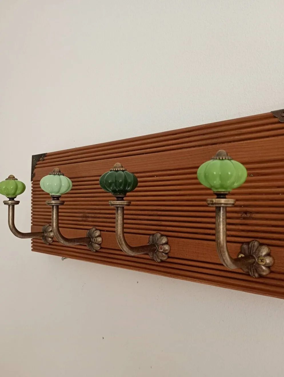 Porte-manteau mural en bois – 40 cm – 4 patères en métal et céramique verte