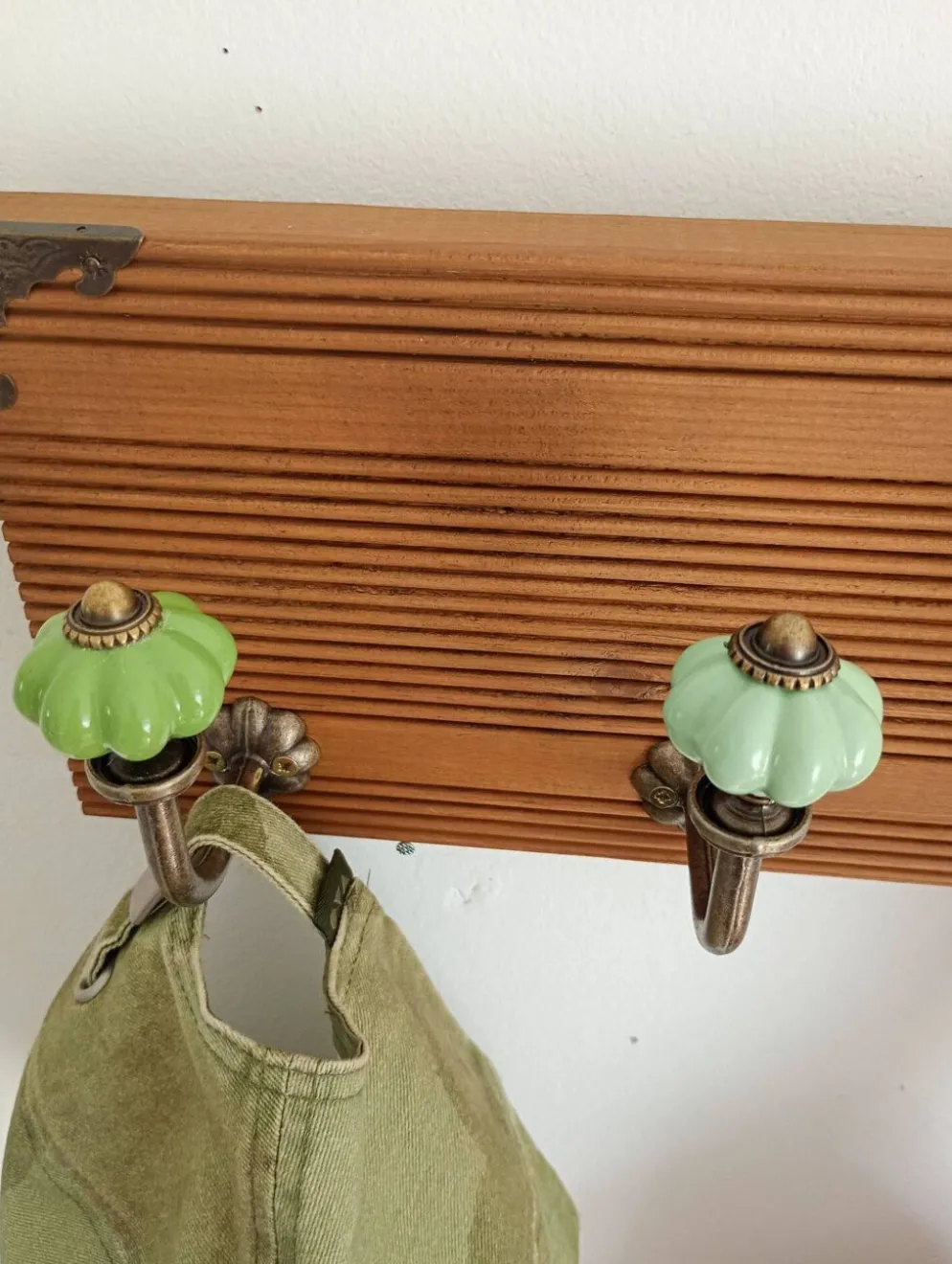 Porte-manteau mural en bois – 40 cm – 4 patères en métal et céramique verte