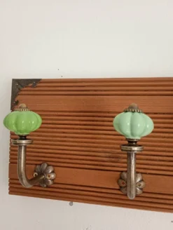 Porte-manteau mural en bois – 40 cm – 4 patères en métal et céramique verte