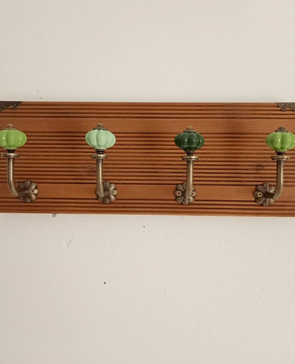 Porte-manteau mural en bois – 40 cm – 4 patères en métal et céramique verte