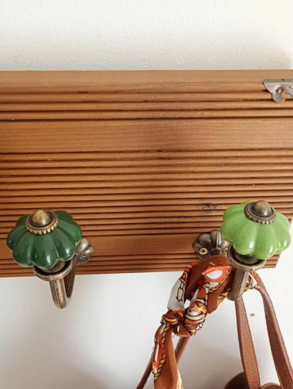 Porte-manteau mural en bois – 40 cm – 4 patères en métal et céramique verte