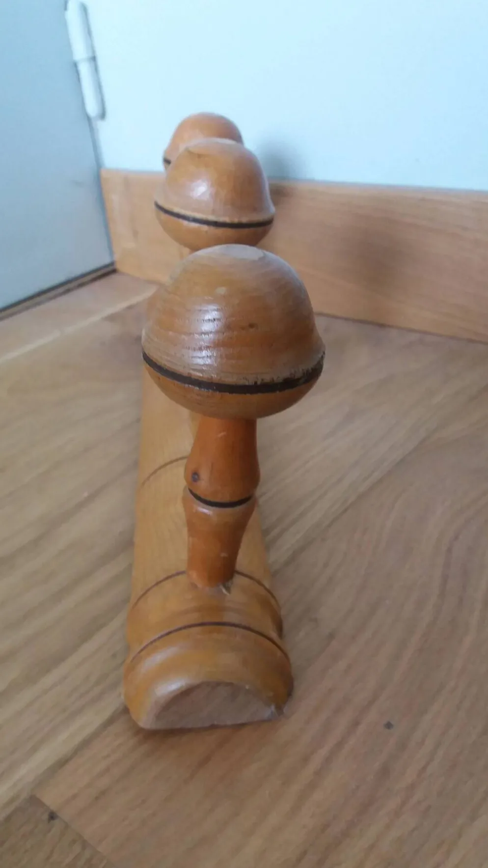 Porte manteau mural en bois façon bambou à 3 patères forme champignon