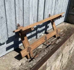 Porte-manteau mural en bois massif avec étagère
