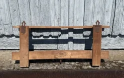 Porte-manteau mural en bois massif avec étagère