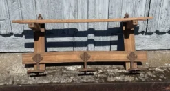 Porte-manteau mural en bois massif avec étagère