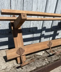 Porte-manteau mural en bois massif avec étagère
