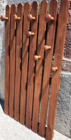 Porte manteau mural en bois ou patère murale.
