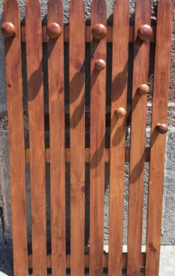 Porte manteau mural en bois ou patère murale.