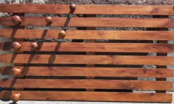 Porte manteau mural en bois ou patère murale.