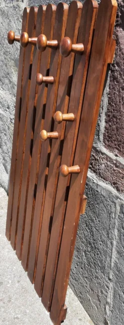 Porte manteau mural en bois ou patère murale.