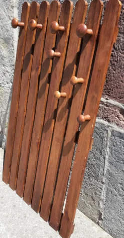 Porte manteau mural en bois ou patère murale.