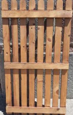 Porte manteau mural en bois ou patère murale.